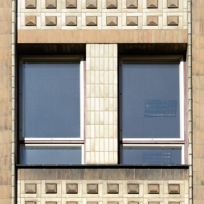 Detail kachličkového obložení někdejší Hutnické (dnes Ekonomické) fakulty, navrženo architektem Aloisem Houbou, polovina 50. let 20. století, fotografie Roman Polášek 2017 Detail kachličkového obložení někdejší Hutnické (dnes Ekonomické) fakulty, navrženo architektem Aloisem Houbou, polovina 50. let 20. století, fotografie Roman Polášek 2017