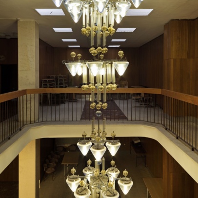 Designové svítidlo v sále Ústřední knihovny, fotografie roman Polášek Designové svítidlo v sále Ústřední knihovny, fotografie roman Polášek