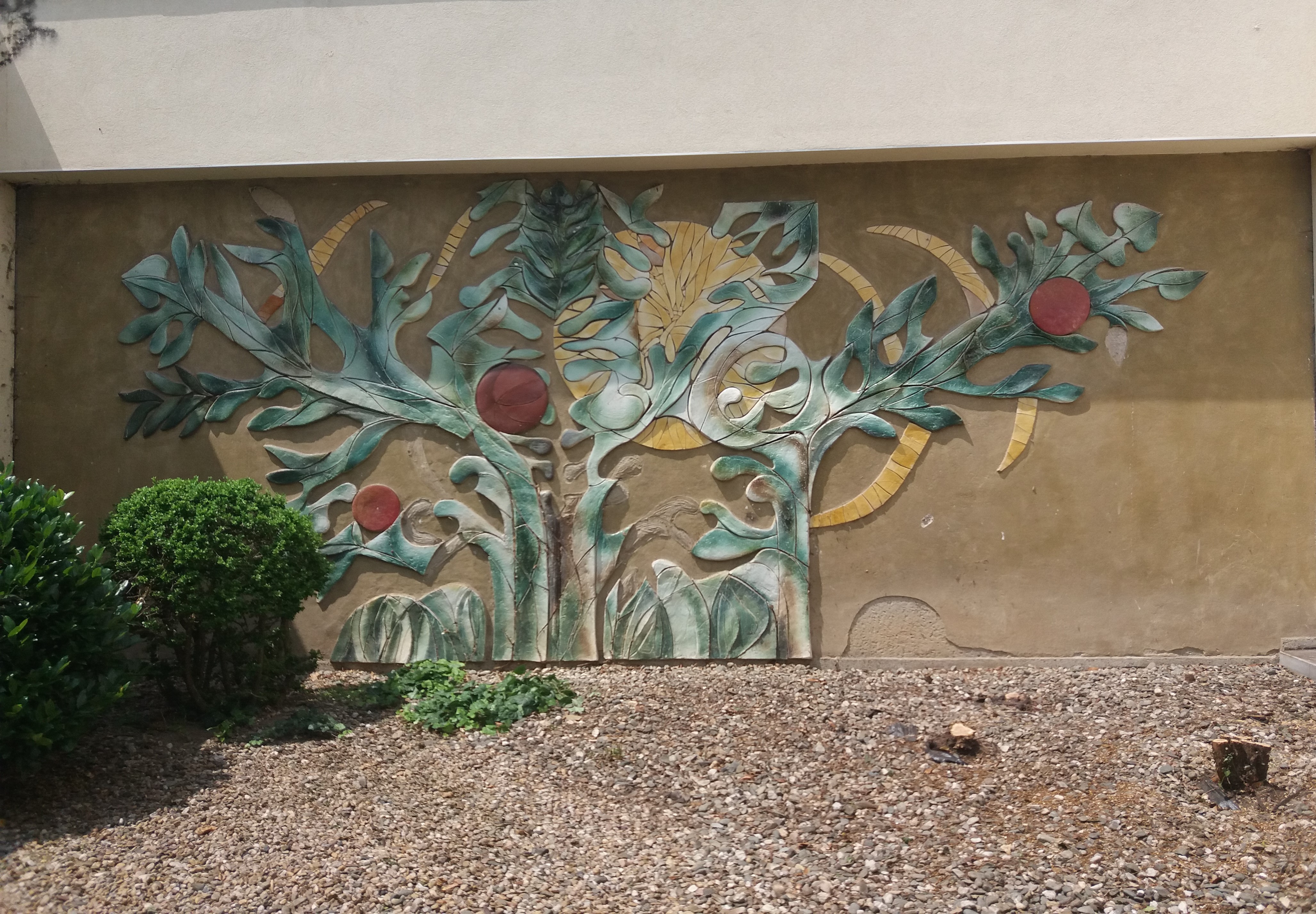 Relief in the atrium of the Faculty of Civil Engineering after the removal of bushes, photo by Eva Špačková