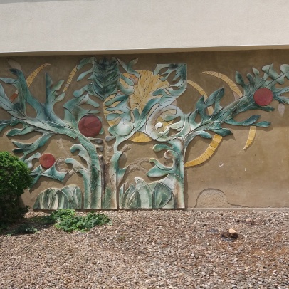 Reliéf v atriu Stavení fakulty po odstranění křovin, fotografie Eva Špačková  Reliéf v atriu Stavení fakulty po odstranění křovin, fotografie Eva Špačková