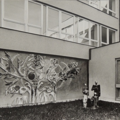 Původní podoba reliéfu se sousoším Svět dětí pro ZŠ Ludvíka Podéště v Ostravě-Porubě, 80. léta 20. století, fotografie Petr Sikula  Původní podoba reliéfu se sousoším Svět dětí pro ZŠ Ludvíka Podéště v Ostravě-Porubě, 80. léta 20. století, fotografie Petr Sikula