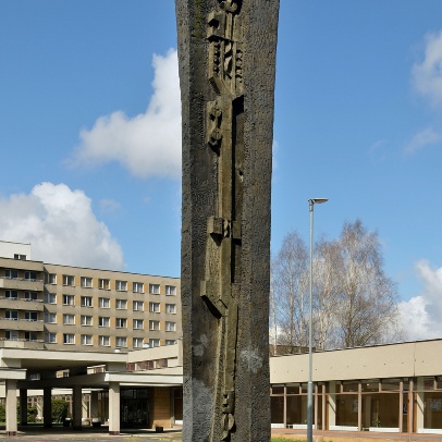 Stéla v areálu kolejí, objekty ještě v původní barevnosti, fotografie Roman Polášek Stéla v areálu kolejí, objekty ještě v původní barevnosti, fotografie Roman Polášek