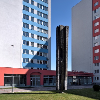 Stéla v kontextu současné podoby objektů kolejí, fotografie Eva Špačková Stéla v kontextu současné podoby objektů kolejí, fotografie Eva Špačková