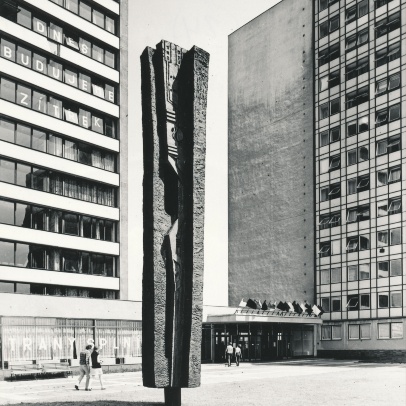Stéla na pozadí budov v původní podobě, 1973, fotoarchiv AMO, fotografie Petr Sikula Stéla na pozadí budov v původní podobě, 1973, fotoarchiv AMO, fotografie Petr Sikula