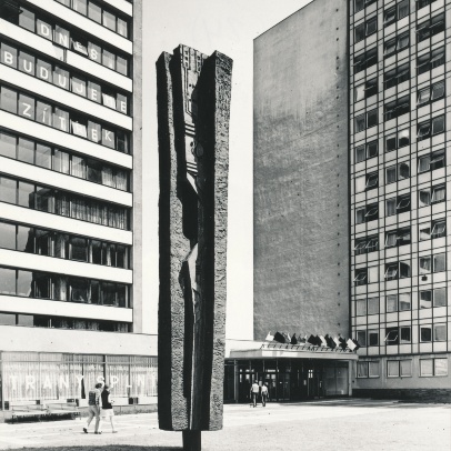 Stéla na pozadí budov v původní podobě, 1973, fotoarchiv AMO, fotografie Petr Sikula