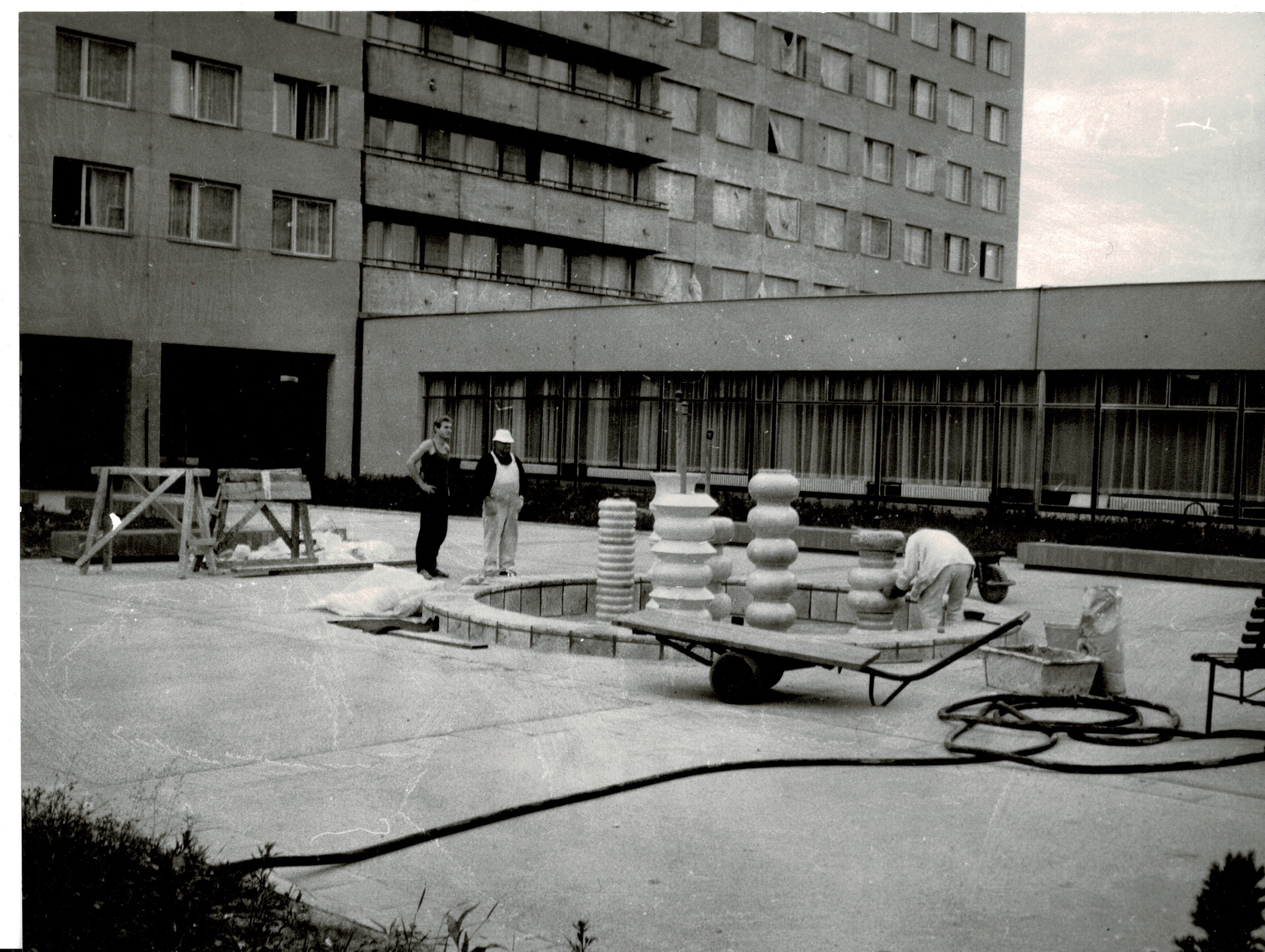 Installation of the Fountain, archive of Jiří Myszak