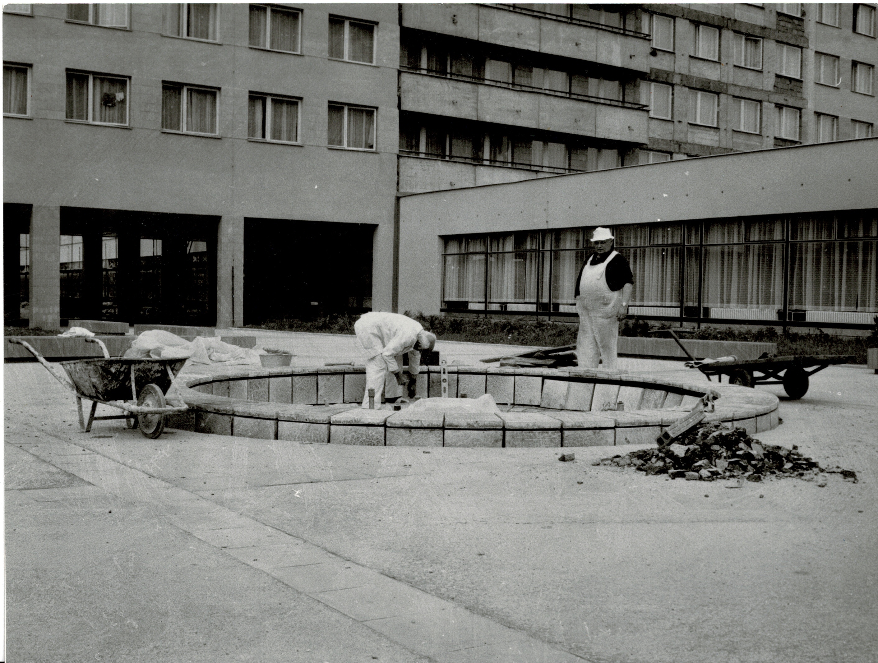 Jiří Myszak with helper during the work on the installation of the Fountain, archive of Jiří Myszak