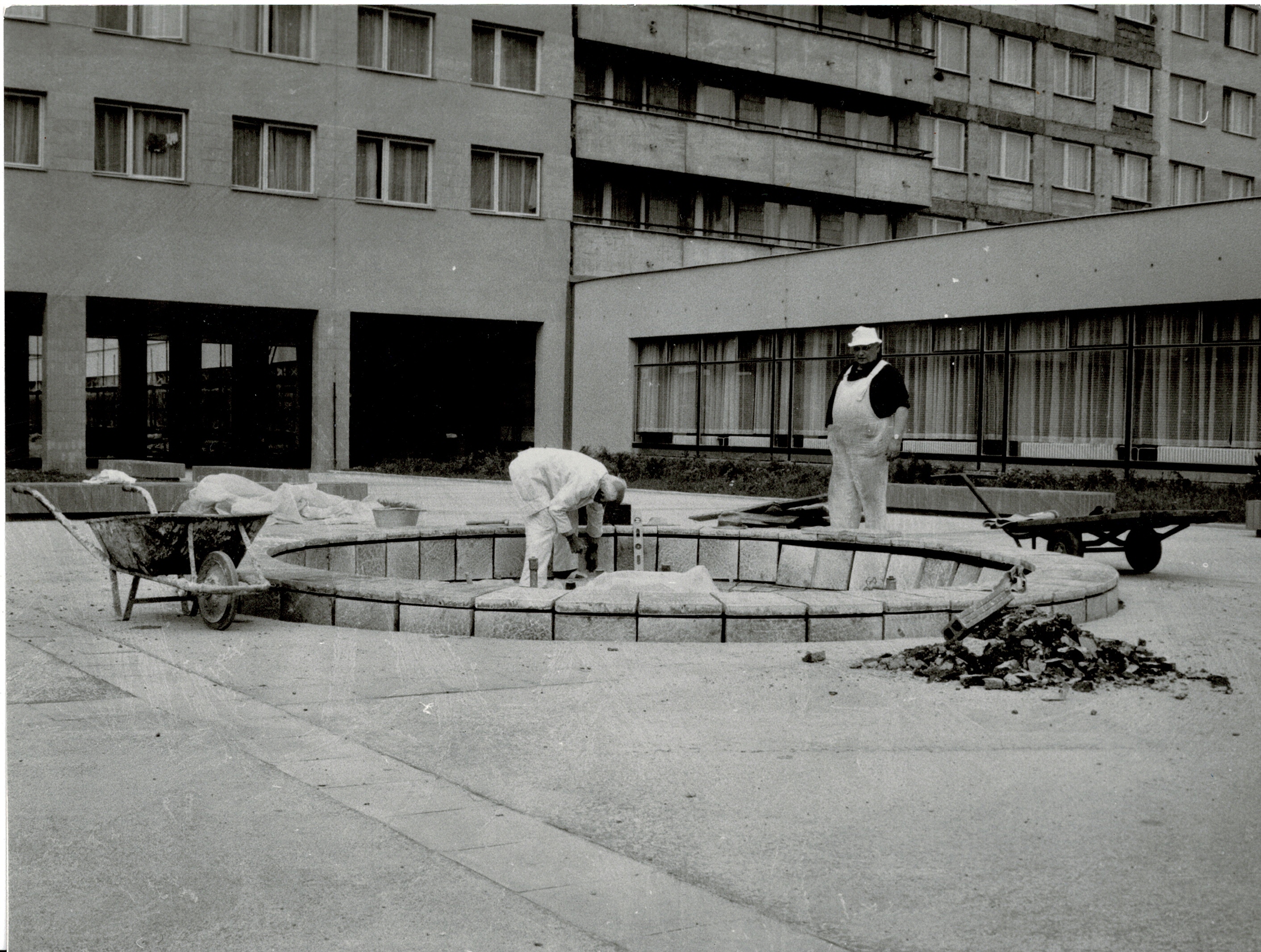  Jiří Myszak s pomocníkem při pracích na osazení fontány, archiv Jiřího Myszaka