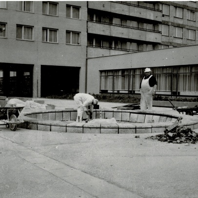 Jiří Myszak with helper during the work on the installation of the Fountain, archive of Jiří Myszak