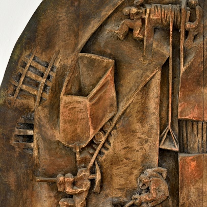 Detail emblému HGF s pracujícími horníky, fotografie Roman Polášek