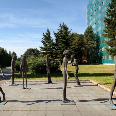  Skupina soch Lidé / Pedagogové a studenti, fotografie Roman Polášek