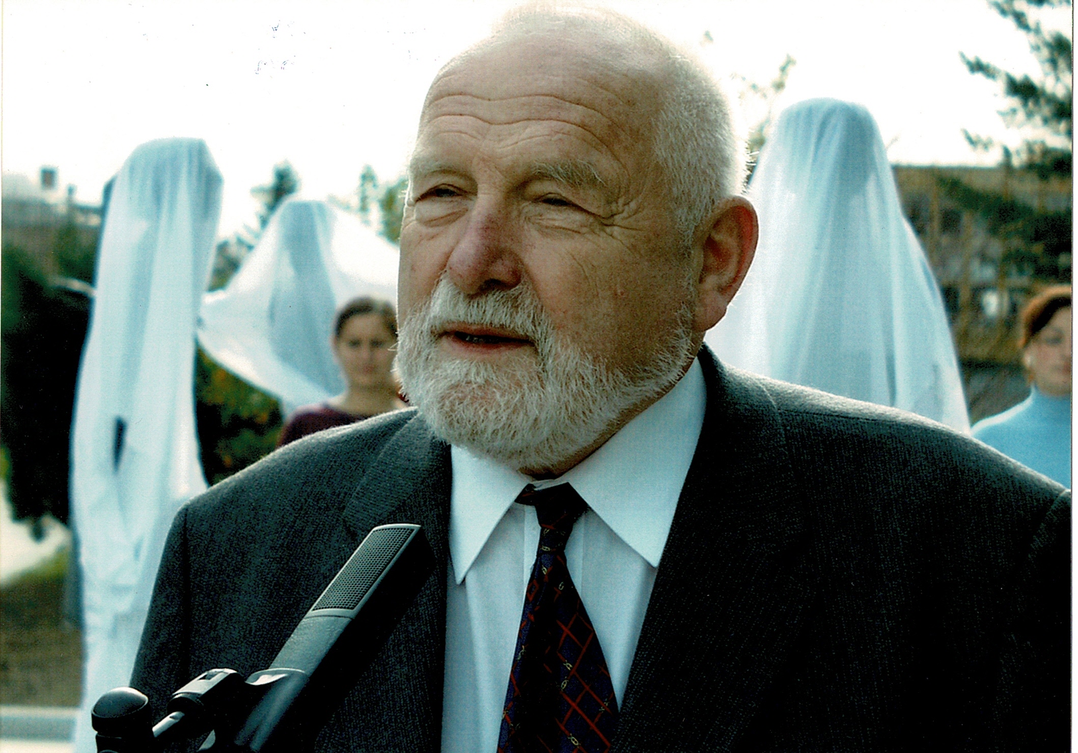 Sochař Olbram Zoubek během slavnostního odhalení skupiny soch před vstupem do rektorátu 15. 11. 2002. fotografie Josef Polák, archiv VŠB-TUO