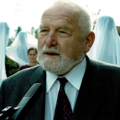 Sculptor Olbram Zoubek during the ceremonial unveiling of a group of statues in front of the Rectorate building on 15. 11. 2002. Photo by Josef Polák, archive VSB-TUO