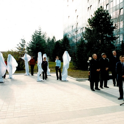 Slavnostní odhalení skupiny soch za přítomnosti autora Olbrama Zoubka 15. 11. 2002, fotografie Josef Polák, archiv VŠB-TUO