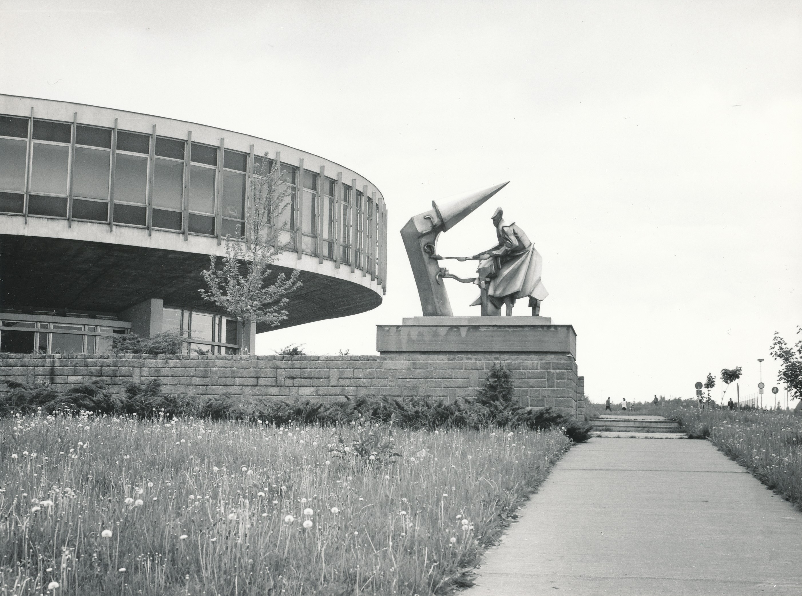 Statue in the space next to the circular lecture hall, 1984, GVUO photo archive, photo by  Jana Číhalová