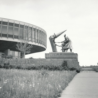Statue in the space next to the circular lecture hall, 1984, GVUO photo archive, photo by  Jana Číhalová