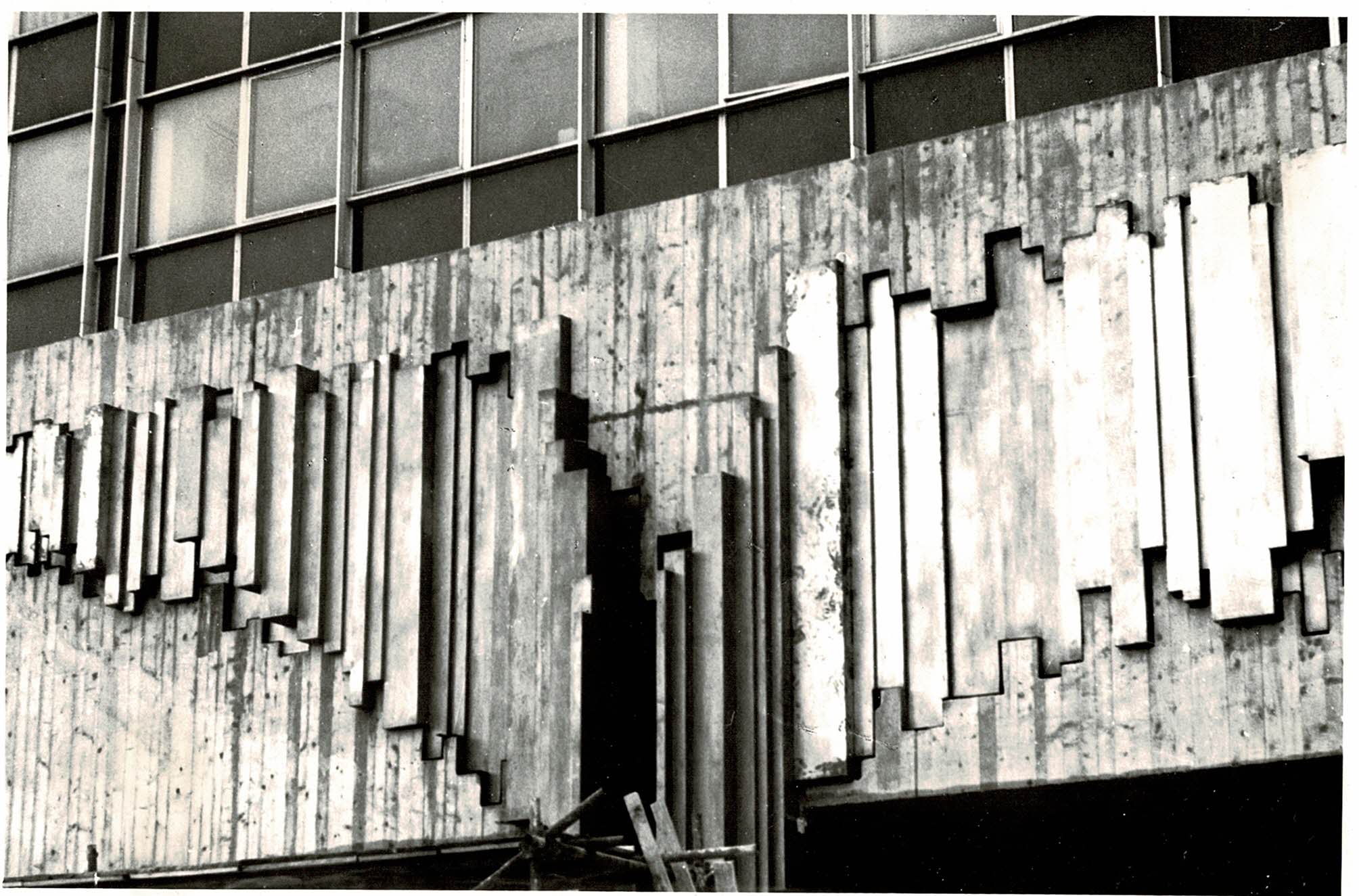 Installation of the relief, photos from the building archive of VSB-TUO