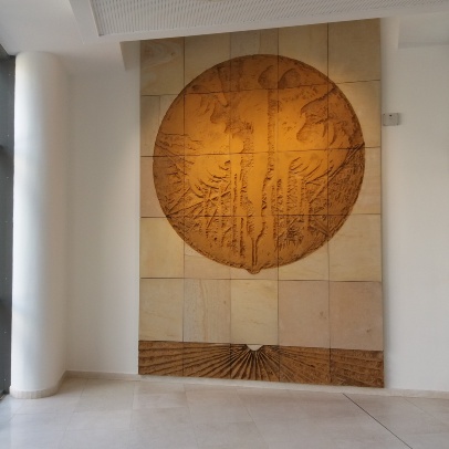 Reliéf Zrození železa po instalaci v hale Nové auly VŠB-TUO v roce 2019, fotografie Eva Špačková