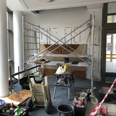 Instalace reliéfu Zrození železa v létě 2019, fotografie VŠB-TUO Instalace reliéfu Zrození železa v létě 2019, fotografie VŠB-TUO