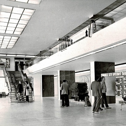 Interiér vstupní haly rektorátu VŠB, 70. léta 20. století, fotografie archiv VŠB-TUO