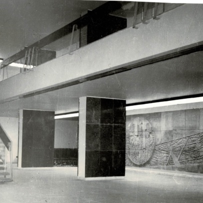  Interier vstupní haly rektorátu s reliéfem Zrození uhlí, fotografie z archivu VŠB-TUO