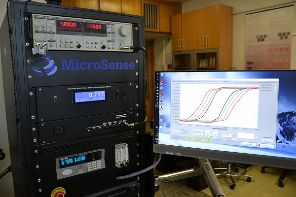 Vibrating magnetometer